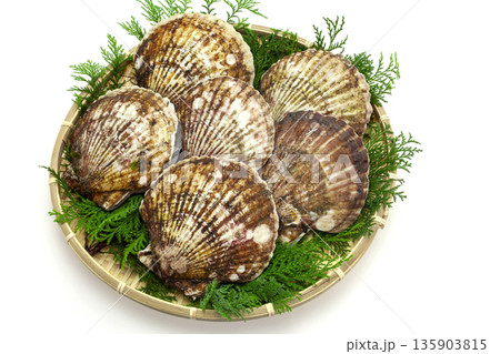 笊に入れた三陸産のホタテ貝 笊に入れた三陸産のホタテ貝 135903815