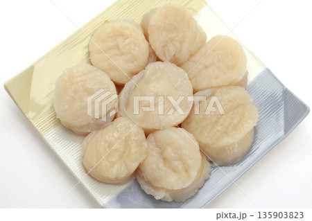 皿にのせたホタテの貝柱 135903823