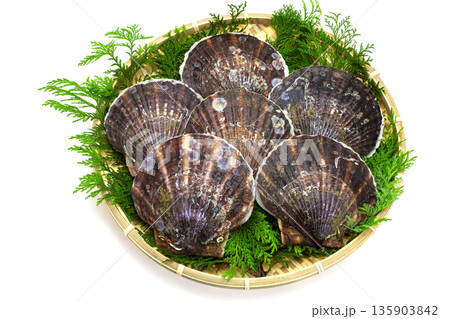 笊に入れた三陸産のホタテ貝 135903842