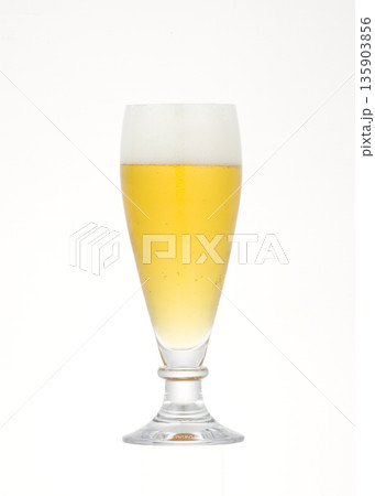 ビールグラス中 135903856