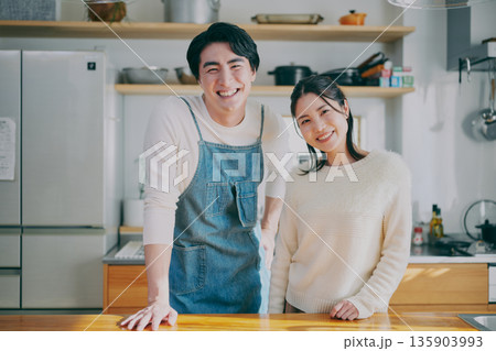 キッチンに立つ夫婦 キッチンに立つ夫婦 135903993