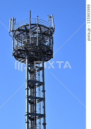 次世代通信イメージ　通信イメージ（電波塔:基地局） 135903999