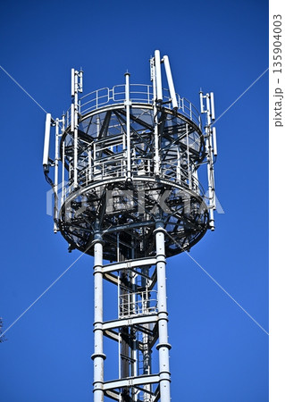 次世代通信イメージ　通信イメージ（電波塔:基地局） 135904003