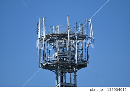 次世代通信イメージ　通信イメージ（電波塔:基地局） 135904015