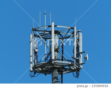 次世代通信イメージ　通信イメージ（電波塔:基地局） 135904016