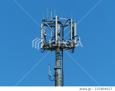 次世代通信イメージ　通信イメージ（電波塔:基地局） 135904017