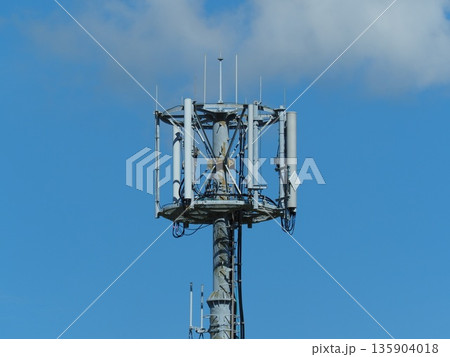 次世代通信イメージ　通信イメージ（電波塔:基地局） 135904018