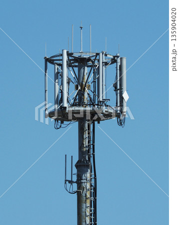 次世代通信イメージ　通信イメージ（電波塔:基地局） 135904020