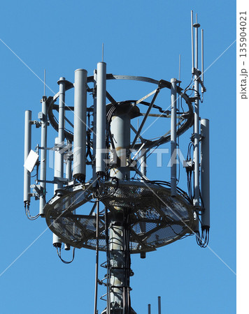 次世代通信イメージ 通信イメージ(電波塔:基地局) 次世代通信イメージ 通信イメージ(電波塔:基地局) 135904021