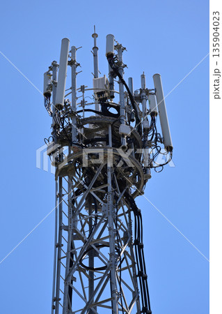 次世代通信イメージ　通信イメージ（電波塔:基地局） 135904023
