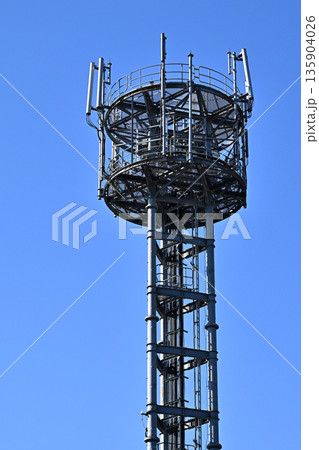 次世代通信イメージ　通信イメージ（電波塔:基地局） 135904026