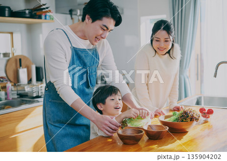 キッチンで料理をする親子 135904202