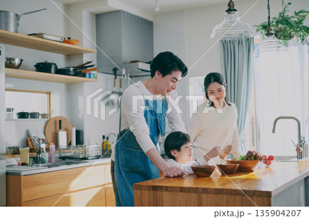 キッチンで料理をする親子 135904207