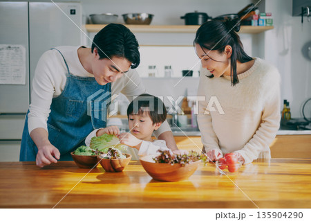 キッチンで料理をする親子 135904290