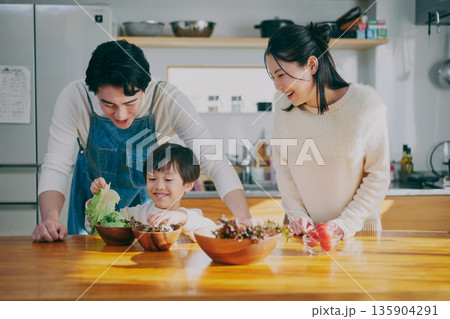 キッチンで料理をする親子 135904291