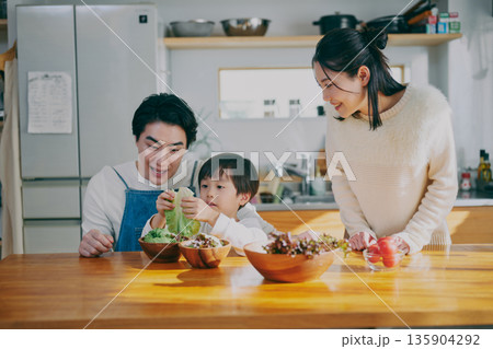 キッチンで料理をする親子 キッチンで料理をする親子 135904292