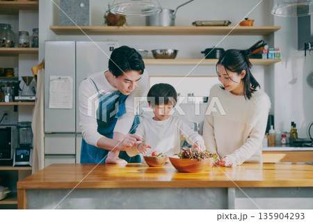 キッチンで料理をする親子 135904293