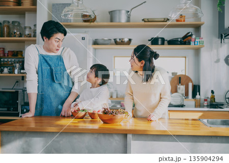 キッチンで料理をする親子 135904294