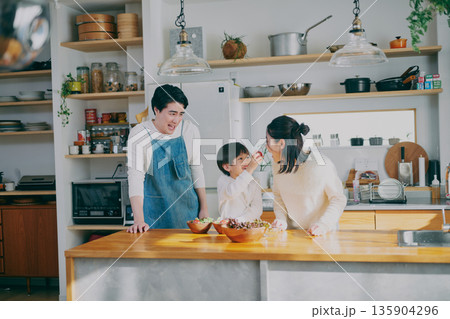 キッチンで料理をする親子 135904296