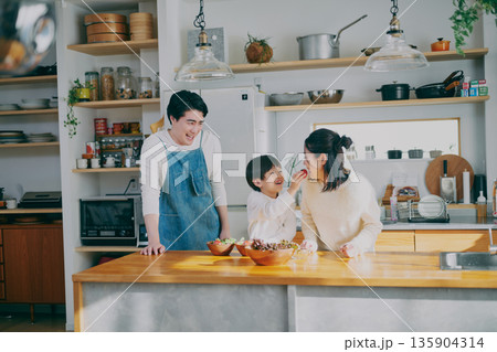 キッチンで料理をする親子 135904314