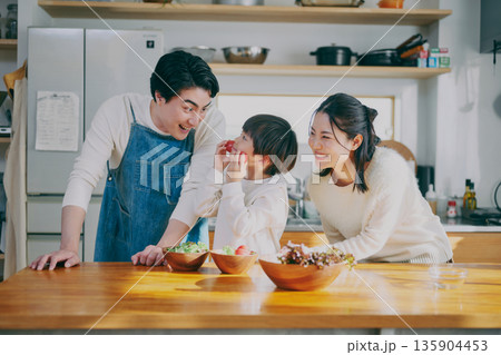 キッチンで料理をする親子 135904453