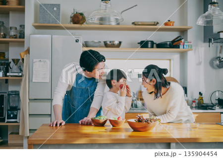キッチンで料理をする親子 135904454