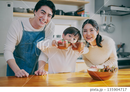 キッチンで料理をする親子 135904717