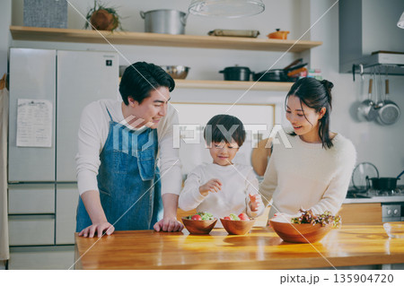 キッチンで料理をする親子 135904720