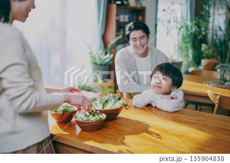 家族 キッチン サラダの盛り付け 家族 キッチン サラダの盛り付け 135904838