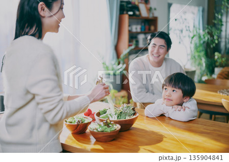 家族 キッチン サラダの盛り付け 135904841