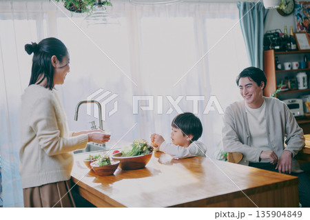 家族 キッチン サラダの盛り付け 135904849