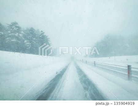 吹雪で見通しの悪い高速道路 135904919