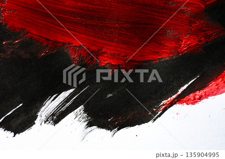 赤色と黒色の絵具で塗った背景 135904995