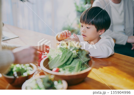 サラダと子ども 135904996