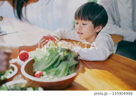 サラダと子ども サラダと子ども 135904998