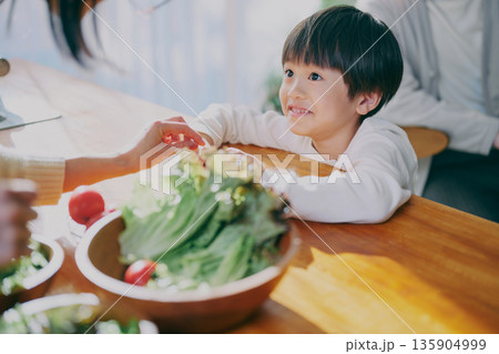 サラダと子ども 135904999