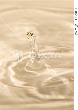 水しぶきのアクションショット 水しぶきのアクションショット 135905122