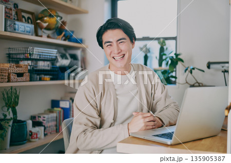 リモートワークで働く男性 135905387
