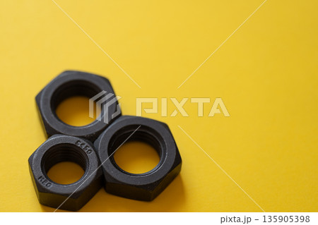 黄色背景にナット 135905398