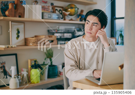 リモートワークで働く男性 リモートワークで働く男性 135905406