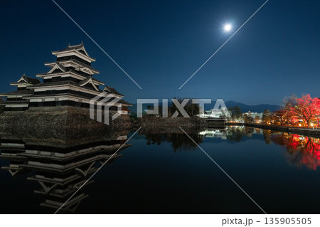 【夜景素材】よく晴れた冬の日の月夜の松本城【長野県】 135905505