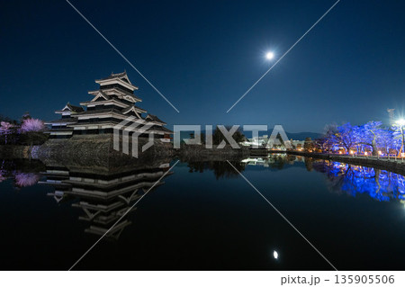 【夜景素材】よく晴れた冬の日の月夜の松本城【長野県】 135905506