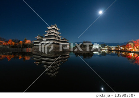 【夜景素材】よく晴れた冬の日の月夜の松本城【長野県】 135905507