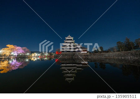 【夜景素材】よく晴れた冬の日の月夜の松本城【長野県】 【夜景素材】よく晴れた冬の日の月夜の松本城【長野県】 135905511