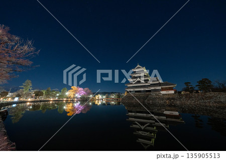 【夜景素材】よく晴れた冬の日の月夜の松本城【長野県】 135905513