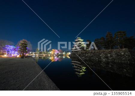 【夜景素材】よく晴れた冬の日の月夜の松本城【長野県】 135905514
