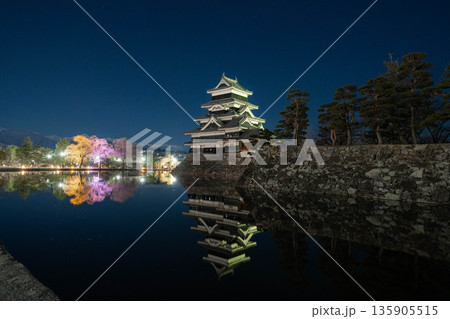 【夜景素材】よく晴れた冬の日の月夜の松本城【長野県】 135905515
