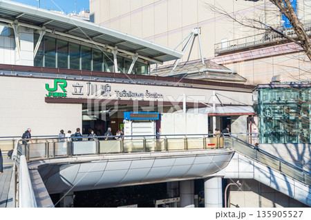 東京都の都市風景　立川駅南口 135905527