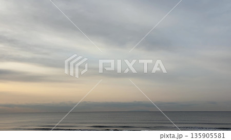 淡い光に包まれた朝の穏やかな海 135905581