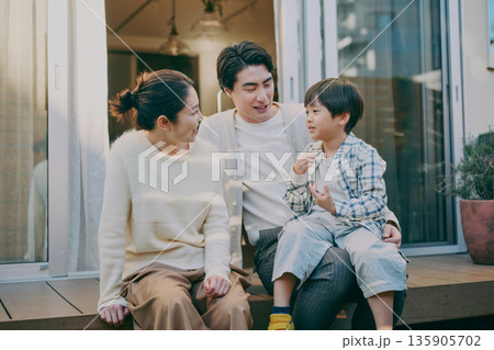 庭 家族の団欒 135905702